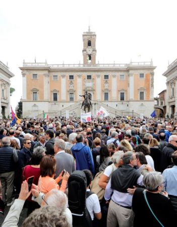 Χιλιάδες διαδήλωσαν στη Ρώμη κατά της αντιμεταναστευτικής πολιτικής Σαλβίνι