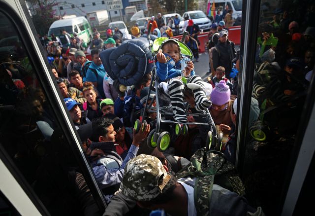 Συνεχίζουν για τις ΗΠΑ οι 5.000 μετανάστες του «καραβανιού» της Ονδούρας