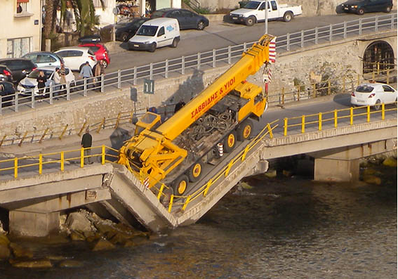 Στην Καβάλα κλιμάκιο μηχανικών μετά την κατάρρευση της γέφυρας