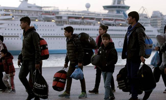 Στον Πειραιά 79 πρόσφυγες από τη Μυτιλήνη