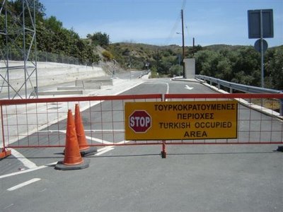 Κύπρος: Ανοίγουν τα οδοφράγματα της Δερύνειας και της Λεύκας-Απλικίου