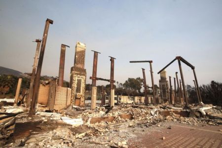 Αμείωτη η μάχη με τις φλόγες στην Καλιφόρνια