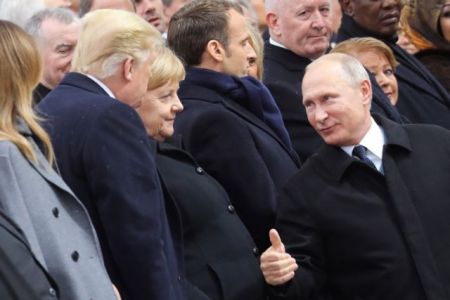 Χειραψία Πούτιν – Τραμπ στην Αψίδα του Θριάμβου