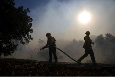 Ανεξέλεγκτες εξακολουθούν να καίνε οι πυρκαγιές στην Καλιφόρνια