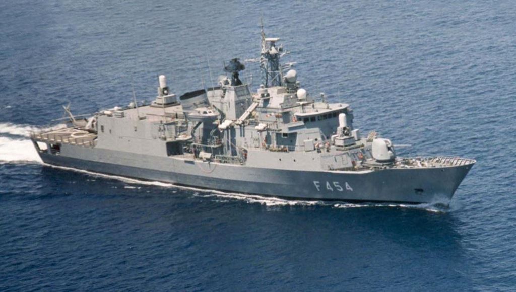 Η φρεγάτα «ΨΑΡΑ» στην επιτήρηση του «Barbaros»