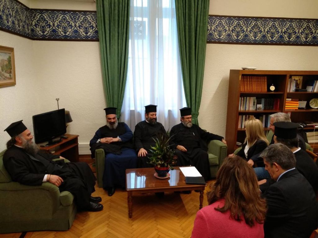 Γεννηματά: Θύματα των κομματικών σκοπιμοτήτων του Τσίπρα οι ιερείς