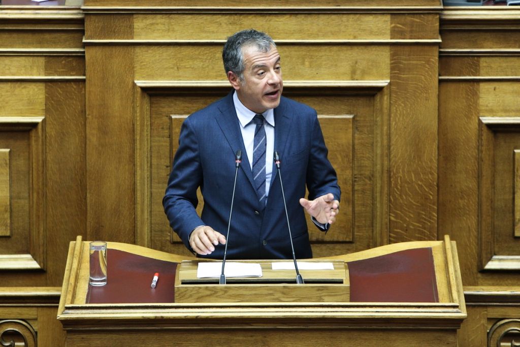 Θεοδωράκης: Το Σύνταγμα πρέπει να απαντήσει στην κρίση της Δημοκρατίας