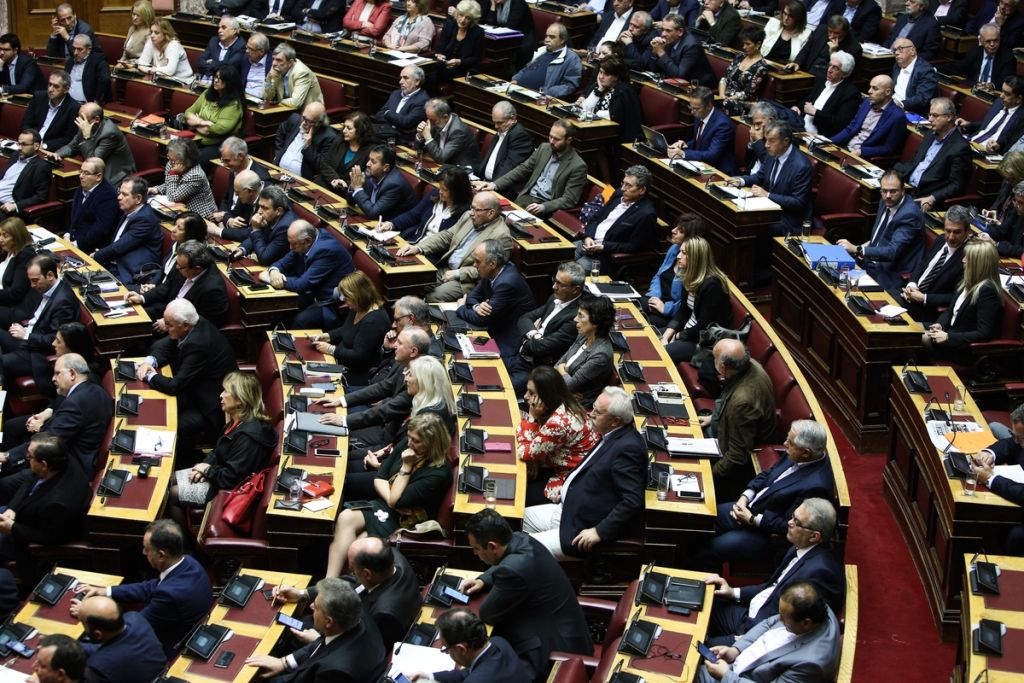 «Πέρασαν» από τη Βουλή τα μέτρα για τους πυρόπληκτους και η μείωση του ΦΠΑ σε πέντε νησιά