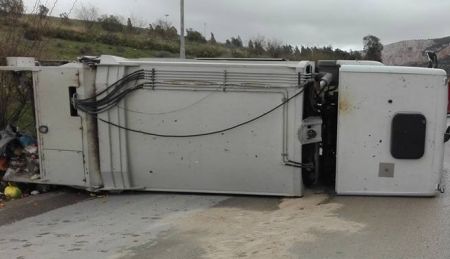 Νεκρός 53χρονος οδηγός απορριμματοφόρου μετά την ανατροπή του οχήματος