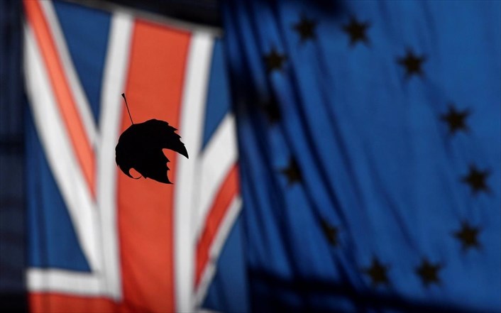Στο ρυθμό του Brexit «χορεύουν» στερλίνα, ευρώ και ομόλογα