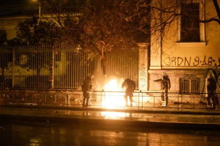 Έπαυσαν οι μολότοφ στο Πολυτεχνείο – προσήχθησαν 22, συνελήφθησαν 13