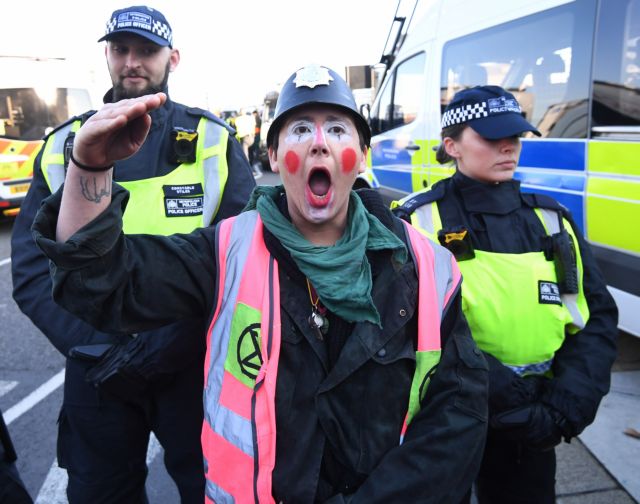 Πάνω από 70 συλλήψεις ακτιβιστών για το περιβάλλον που απέκλεισαν γέφυρες του Λονδίνου