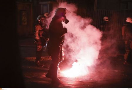 Πολυτεχνείο: Αντιεξουσιαστές έκαψαν την ελληνική σημαία – Δέκα προσαγωγές