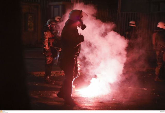 Πολυτεχνείο: Αντιεξουσιαστές έκαψαν την ελληνική σημαία – Δέκα προσαγωγές