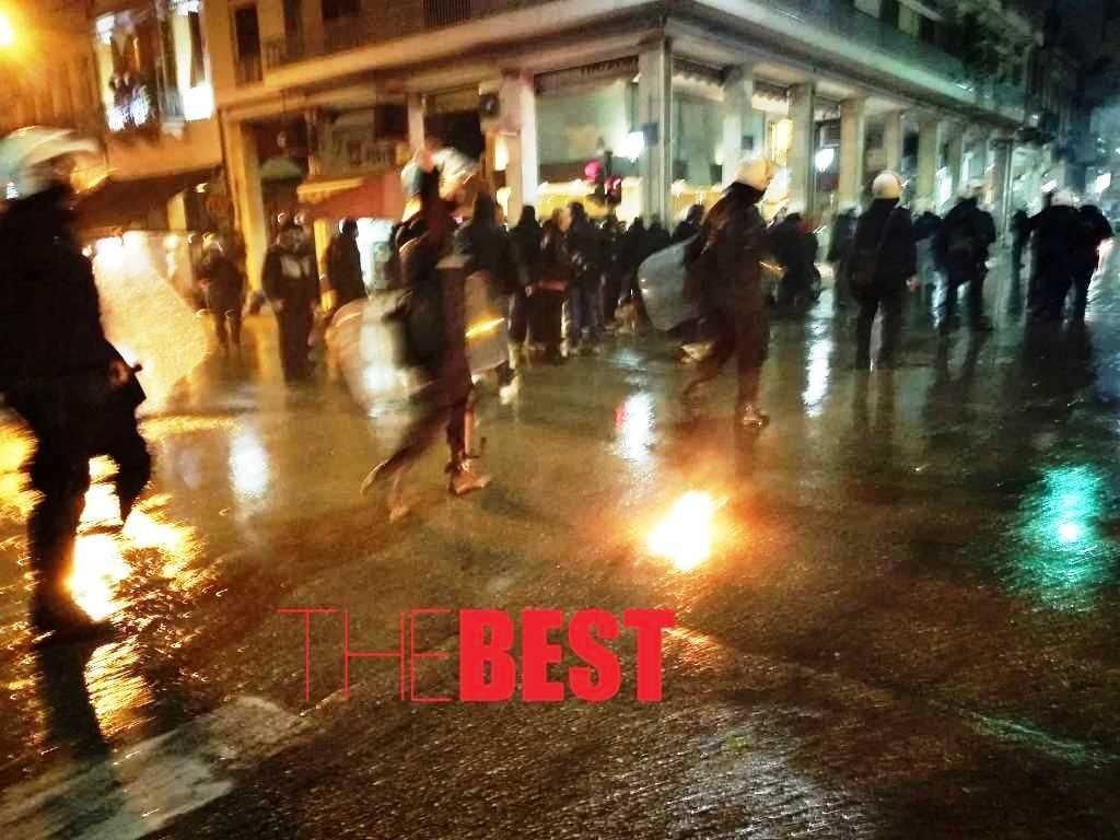 Καδρόνια, μολότοφ, φωτιές και στην Πάτρα μετά την πορεία για το Πολυτεχνείο