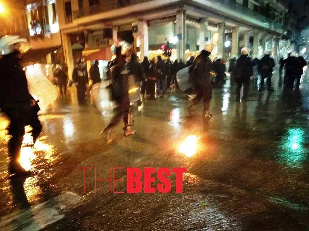 Καδρόνια, μολότοφ, φωτιές και στην Πάτρα μετά την πορεία για το Πολυτεχνείο