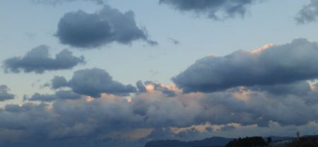 Καιρός: Νεφώσεις με τοπικές βροχές, σποραδικές καταιγίδες και άνοδο της θερμοκρασίας