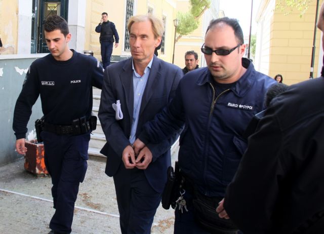 Έκοψε το «βραχιολάκι» και απέδρασε κατηγορούμενος για μίζες