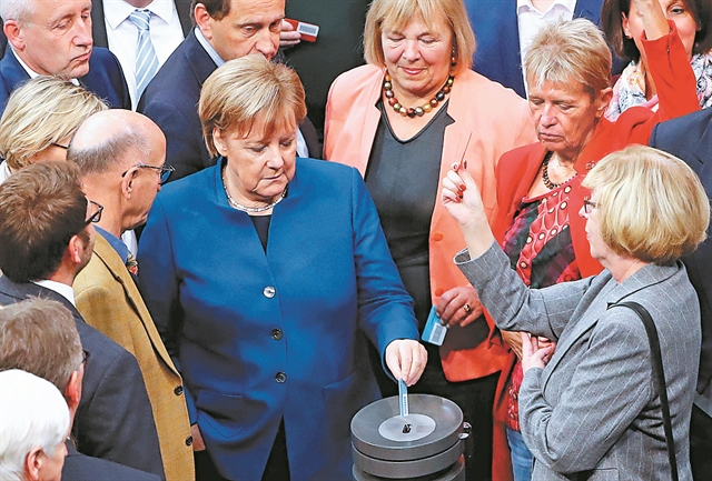 Μάχη στην ομίχλη για τη διαδοχή Μέρκελ