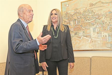 Απαντούν με σκληρό ροκ στη σκανδαλολογία