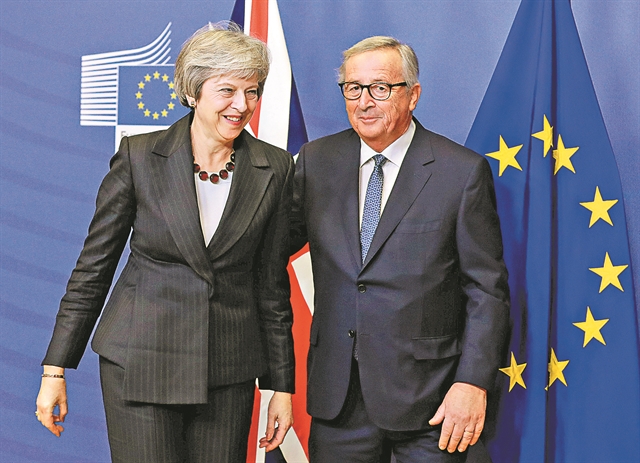 Η Μέι υπογράφει τη συμφωνία αλλά δεν πείθει τους βουλευτές