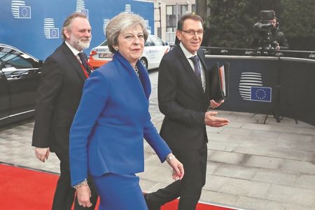 Το τζίνι του Brexit και η αγωνία Μέι για την επόμενη μέρα