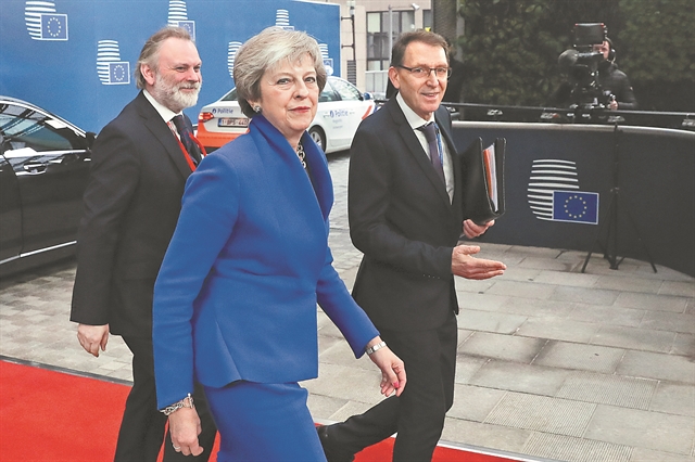 Το τζίνι του Brexit και η αγωνία Μέι για την επόμενη μέρα