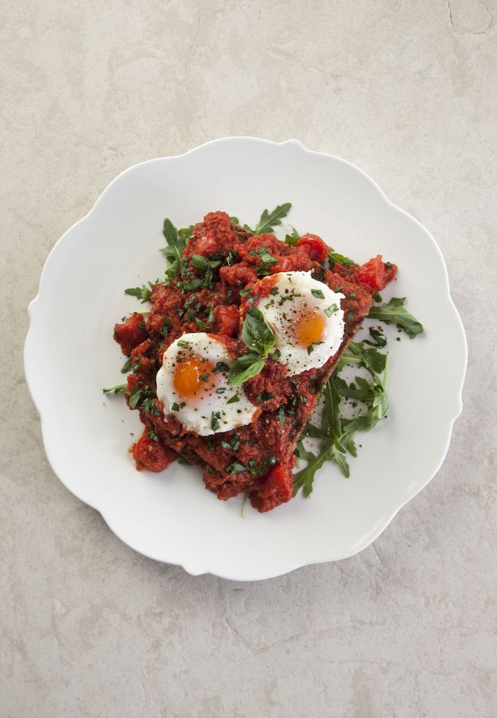 Αβγά ποσέ με σάλτσα από ντοματίνια και βασιλικό