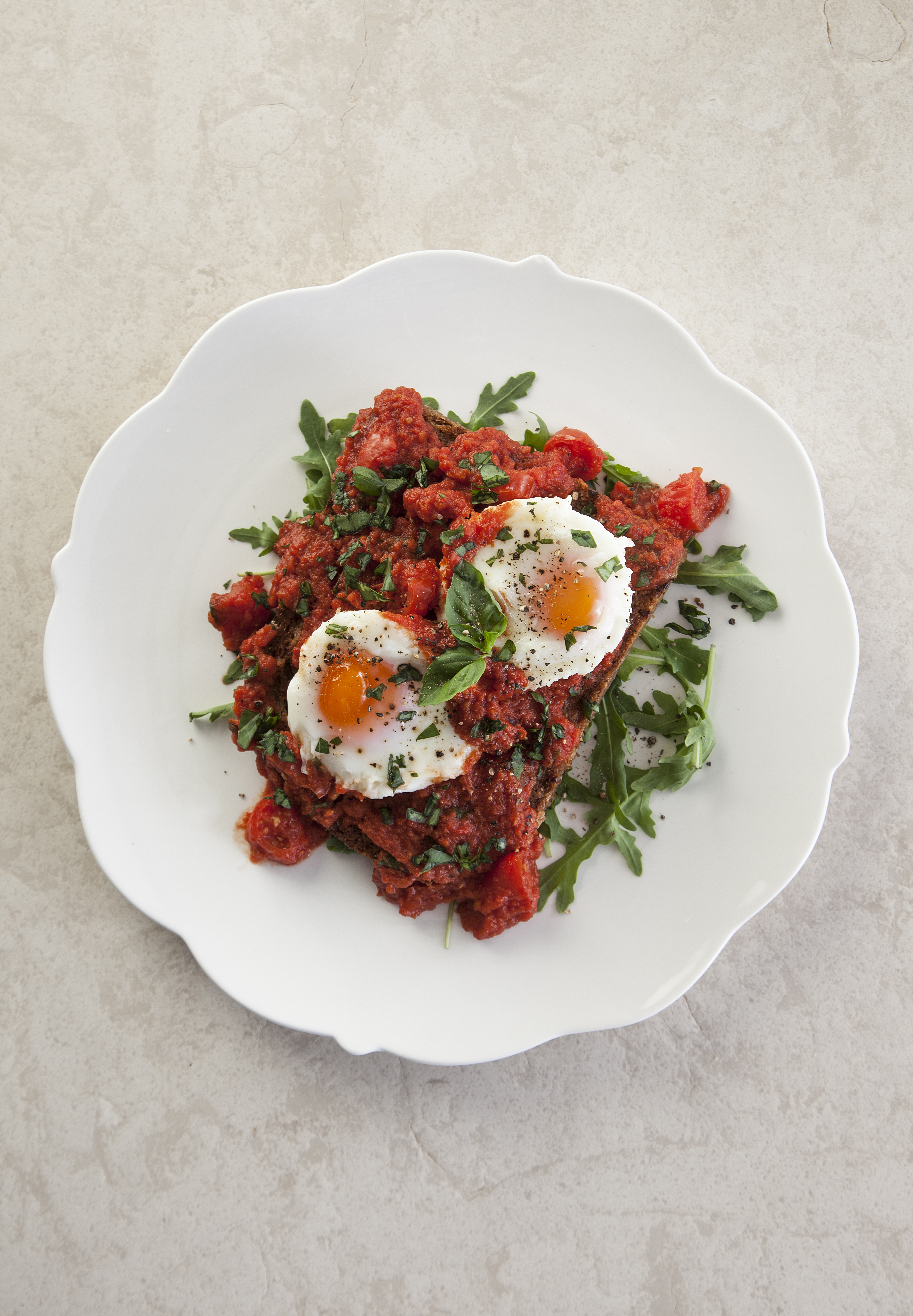 Αβγά ποσέ με σάλτσα από ντοματίνια και βασιλικό