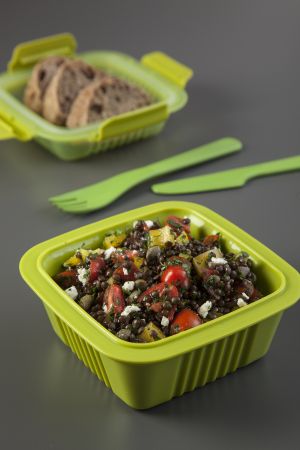 Σαλάτα με μαύρες φακές Φενεού, ντοματίνια και φέτα