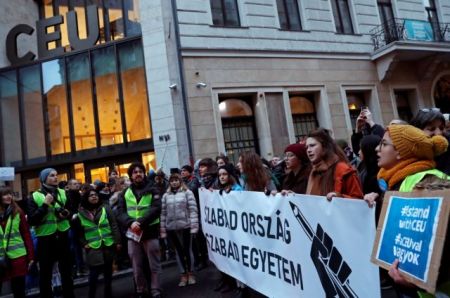 Ουγγαρία: Φοιτητές διαδηλώνουν υπέρ του Πανεπιστημίου του Τζορτζ Σόρος