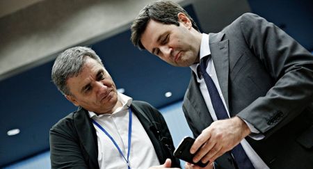 Αιχμάλωτη η οικονομία στα παιχνίδια της κάλπης