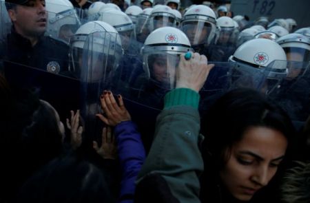 Διέλυσε πορεία για τη βία κατά των γυναικών η τουρκική αστυνομία