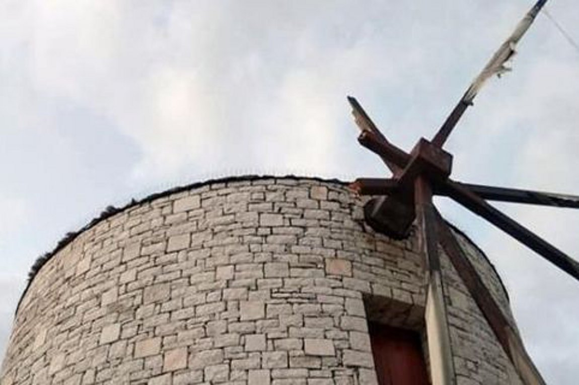 Κέρκυρα: Οι σφοδροί άνεμοι έσπασαν την φτερωτή του μύλου Γαρίτσας