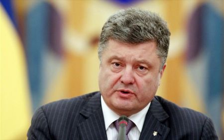 Ουκρανία : Ο Ποροσένκο υπέγραψε στρατιωτικό νόμο