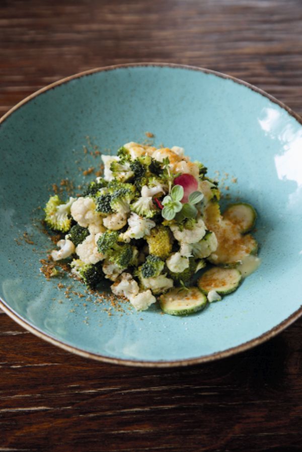 Κουνουπίδι και μπρόκολο με ντρέσινγκ βραστής πατάτας και αβγοτάραχο