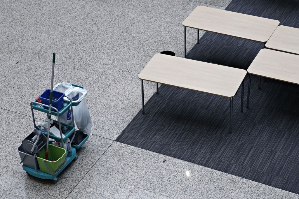 «Θα τελειώσω και το Γυμνάσιο και θα βρω δουλειά» δηλώνει η 53χρονη καθαρίστρια