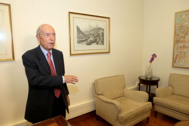 Simitis to government: Get over the mudslinging and work on policies for the country’s future.