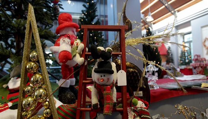 Εορταστικό ωράριο Χριστουγέννων: Πότε ξεκινάει – Ποιες Κυριακές θα είναι ανοιχτά τα καταστήματα