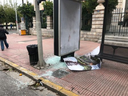 Ένταση στο μαθηματικό συλλαλητήριο της Αθήνας – Αγνωστοι έσπασαν καταστήματα τραπεζών