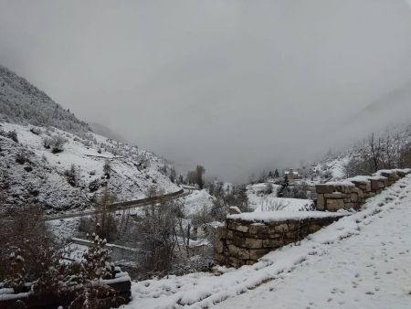 Χιονίζει στα ορεινά των Τρικάλων – επιχείρηση για να μην κλείσουν οι δρόμοι