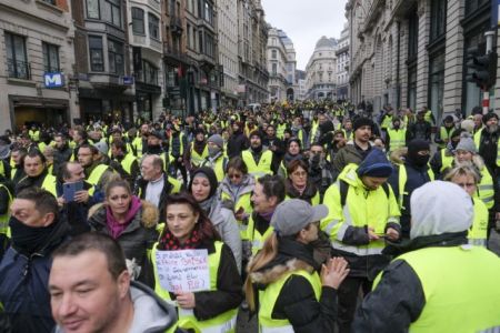 Βρυξέλλες: Με αντλίες νερού και δακρυγόνα απωθήθηκαν τα «κίτρινα γιλέκα»