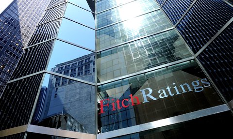 Fitch : Οι προκλήσεις του ελληνικού προϋπολογισμού – Ερωτηματικά για το σχέδιο μείωσης των NPEs