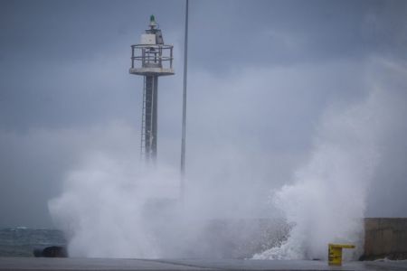 Δεμένα τα πλοία στα λιμάνια λόγω των ισχυρών ανέμων