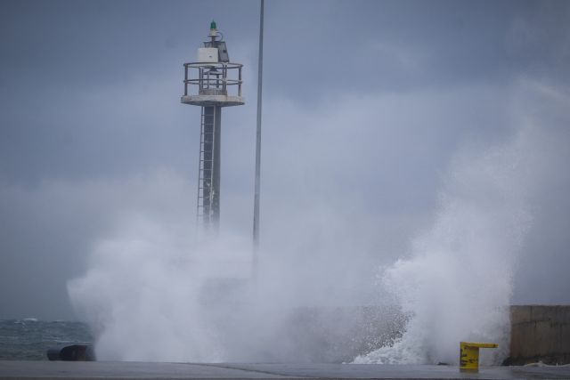 Δεμένα τα πλοία στα λιμάνια λόγω των ισχυρών ανέμων