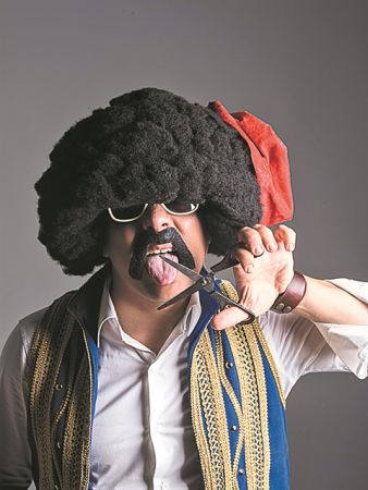 Απόστολος Μπαρμπαγιάννης : «Οι πολιτικοί έχουν εξαφανίσει τη σάτιρα»