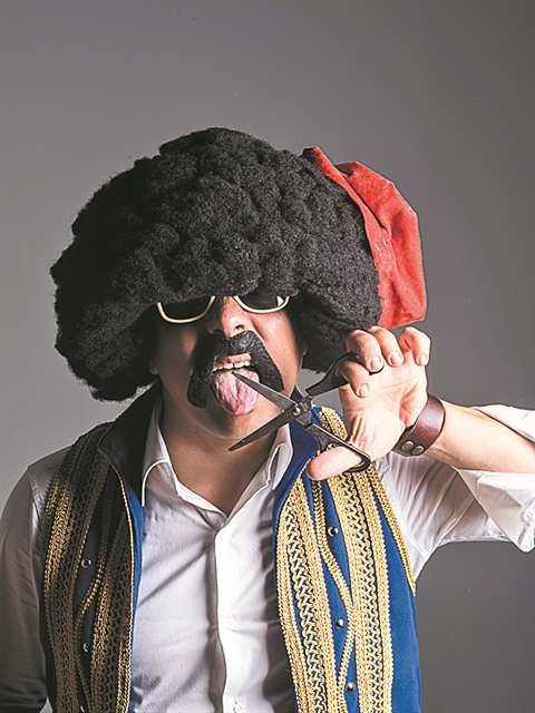 Απόστολος Μπαρμπαγιάννης : «Οι πολιτικοί έχουν εξαφανίσει τη σάτιρα»