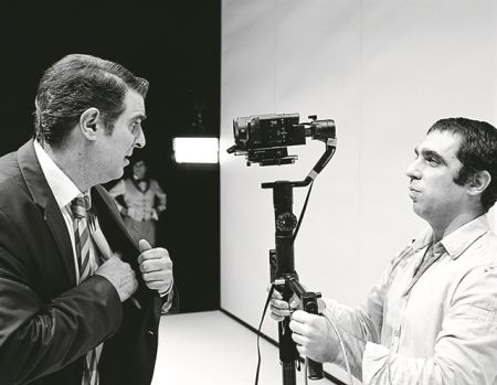 Στη σκιά του κόκορα…