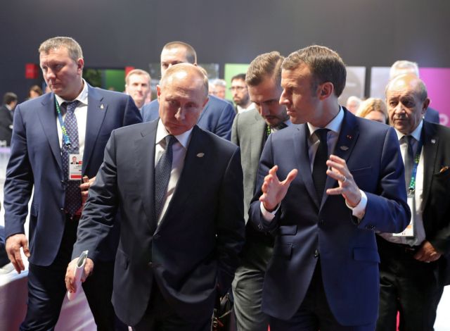 Ο Πούτιν «ζωγραφίζει» την κρίση στην Ουκρανία για να πείσει τον Μακρόν