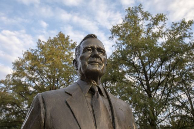 George Bush : Η επιστολή στον Κλίντον που «σαρώνει» στα social media